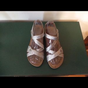 Silver Taos Trulie sandals size 8.5